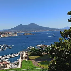 Monocamera Con Terrazzogiardino -studette -zona Panoramica Posillipo Naples